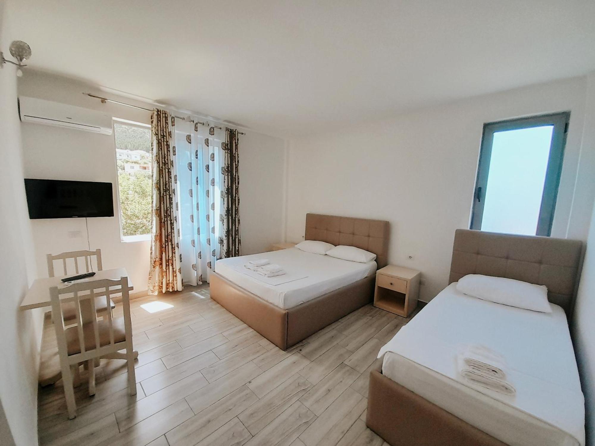 Hotel Restaurant Univers Shkodër Dış mekan fotoğraf
