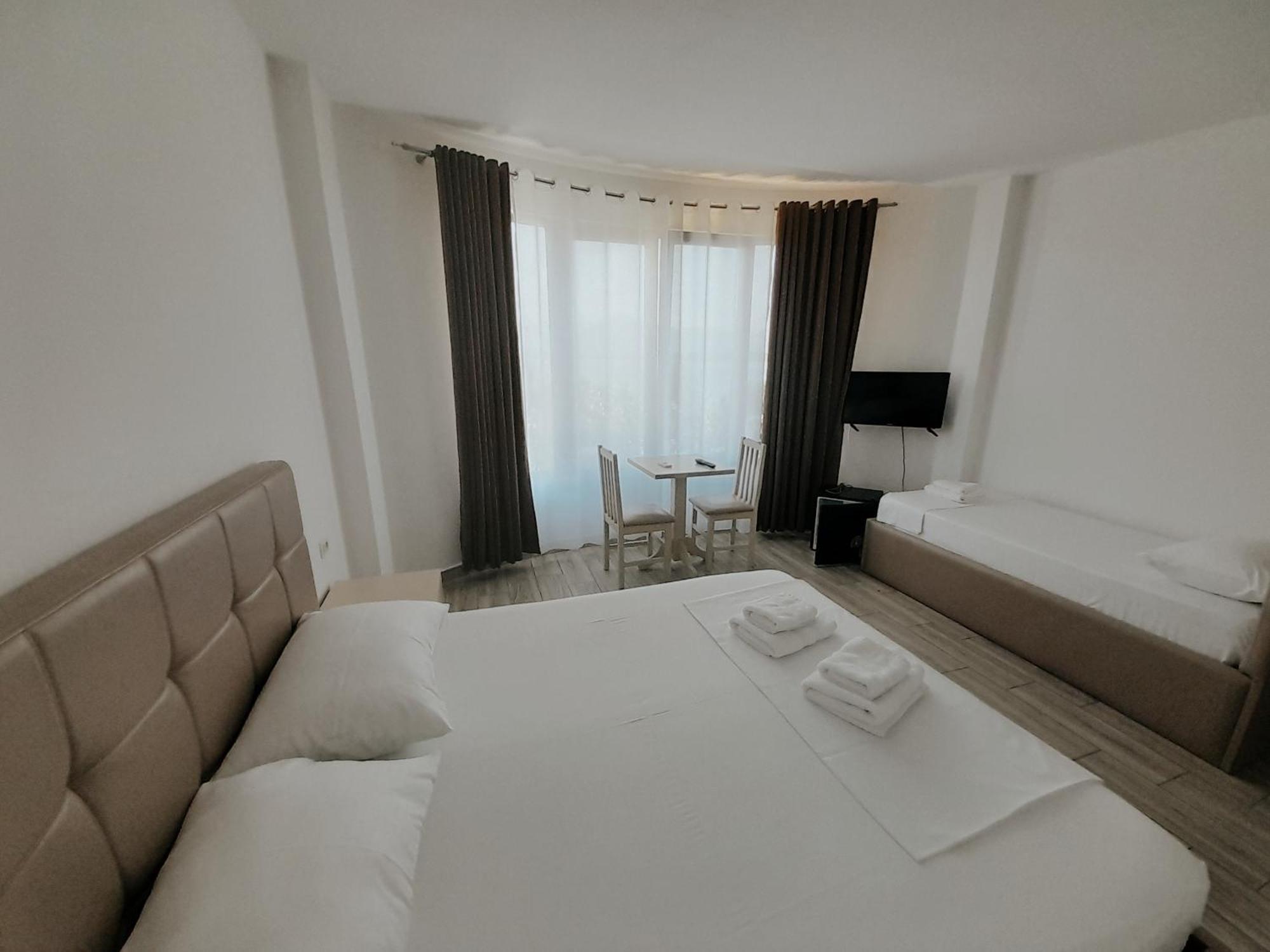 Hotel Restaurant Univers Shkodër Dış mekan fotoğraf